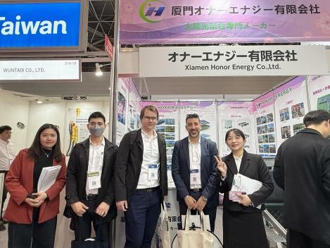 Körsbärsblommor blommar i Japan och återvänder med heder